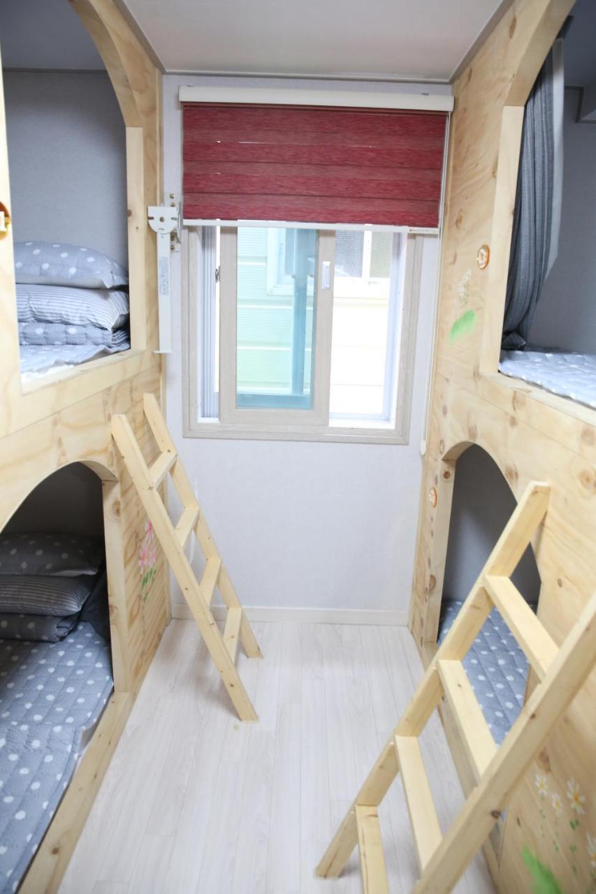Coco Capsule Guesthouse Busan Exteriör bild