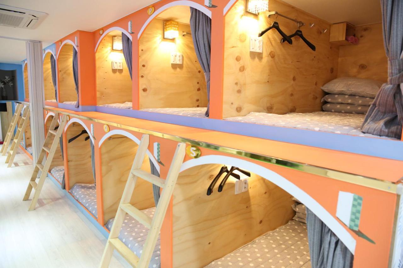 Coco Capsule Guesthouse Busan Exteriör bild